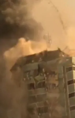 Canlı yayında katliam! İsrail savaş uçakları Associated Press ve Al-Jazeera'nın ofisinin de olduğu binayı yerle bir etti