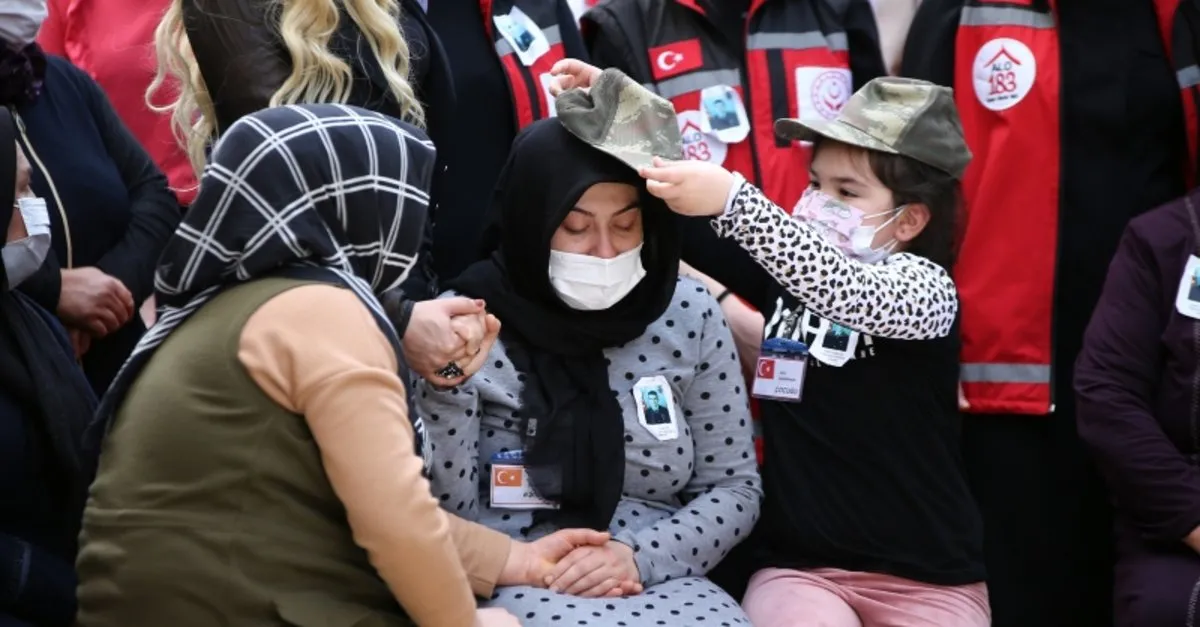 annesine asker kepi giydirdi