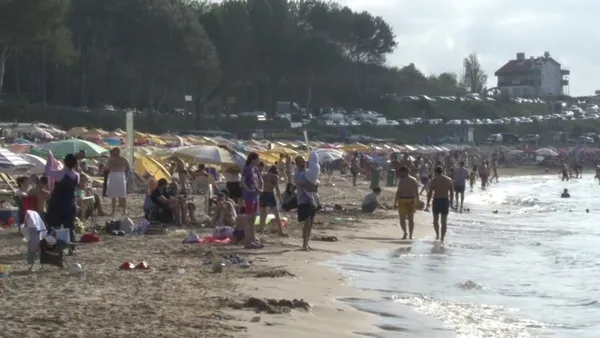 burasi-antalya-degil-istanbul-silede-plajlar-doldu-tasti-1661878454864.jpg Burası Antalya değil İstanbul! Şile'de plajlar doldu taştı-8