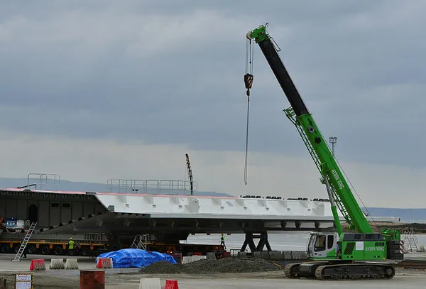 Simgelerin Köprüsünün ilk tabliyesi Çanakkale’ye ulaştı! Taşınması tam 18 saat sürdü!