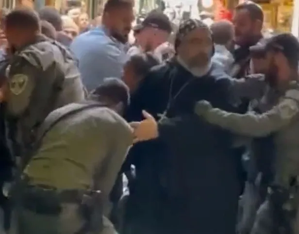 isgalci-israil-askerleri-ortodoks-kutsal-kabir-kilisesine-gitmek-isteyen-hristiyanlari-dovdu-1697788710230.jpeg İşgalci İsrail askerleri Ortodoks Kutsal Kabir Kilisesi'ne gitmek isteyen Hristiyanları dövdü!-4