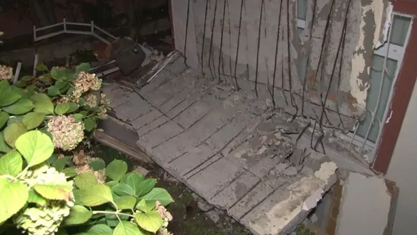 istanbulda-korku-dolu-anlar-avcilarda-bir-apartman-dairesinin-balkonu-coktu-bina-tahliye-edildi-1634537459164.jpg İstanbul'da korku dolu anlar! Avcılar'da bir apartman dairesinin balkonu çöktü bina tahliye edildi-4