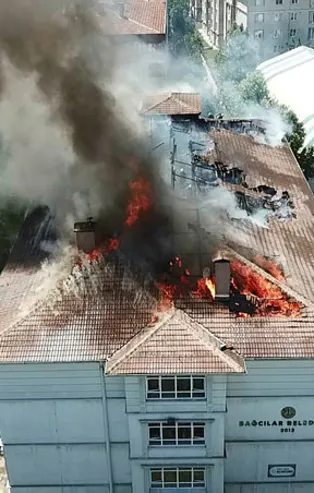 İstanbul Bağcılar'da okul çatısı yandı