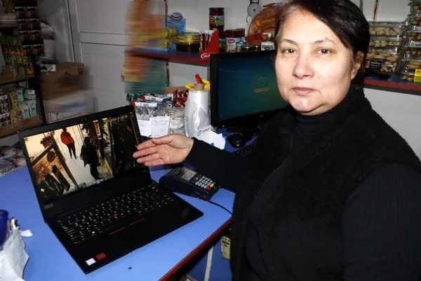 insanlik-olmemis-dedirten-davranis-kapisi-acik-marketten-aldiklari-urunleri-kameraya-gosterip-ucreti-marketin-1643095437125.jpg 'İnsanlık ölmemiş' dedirten davranış! Kapısı açık marketten aldıkları ürünleri kameraya gösterip ücreti marketin girişine bıraktılar-5