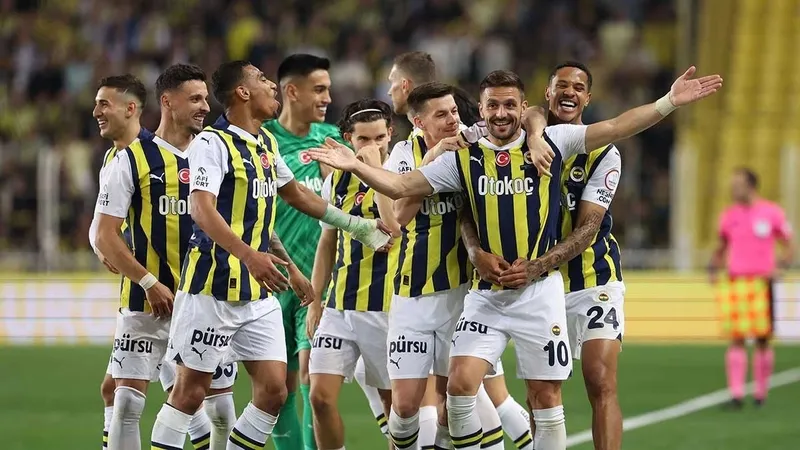 uefadan-flas-karar-fenerbahcenin-cezasinda-degisiklik-1-maca-dusurdu-1712593079915.jpeg