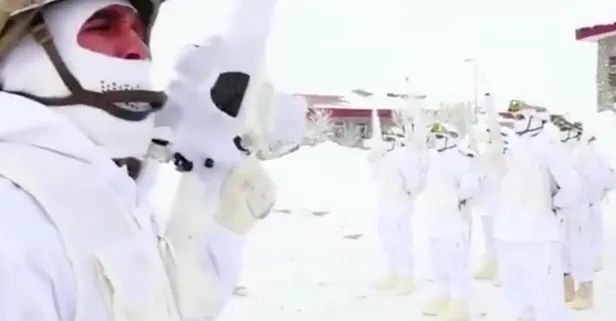 Tunceli'de PKK'lı teröristlerin canını okuyan jandarma komandolar "Her yerde ben varım" marşını okudu