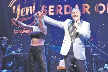 Serdar Ortaç Maslak’ta sahne aldı | İzleyici sahnede sevgilisine evlenme teklifi etti
