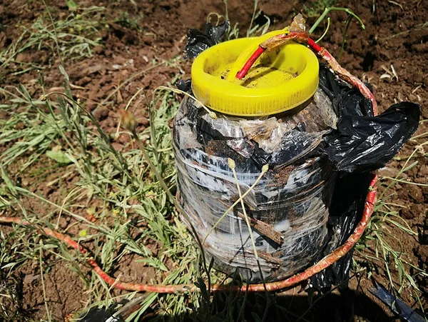 gecis-guzergahina-tuzaklanmis-tuncelide-teror-orgutu-pkkya-ait-patlayici-ve-muhimmat-ele-gecirildi-1593591687853.jpg Geçiş güzergahına tuzaklanmış... Tunceli'de terör örgütü PKK'ya ait patlayıcı ve mühimmat ele geçirildi-4