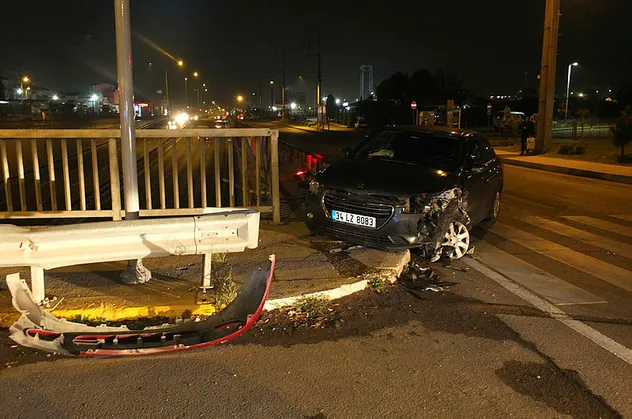 Kavşakta 2 otomobil çarpıştı: 3 yaralı