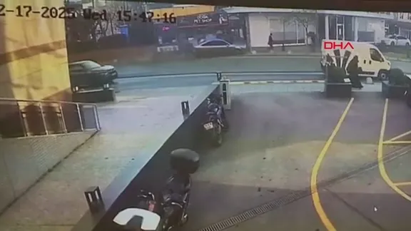 Şişli’de otomobil kaldırımdaki yayalara çarptı! Ölümlü kaza anı kamerada - Video