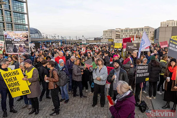 İşgaçi İsrail'in destekçi Joe Biden'a Berlin'de tepki yağdı: Bu senin soykırımın, ABD 1 numaralı terörist... - 9
