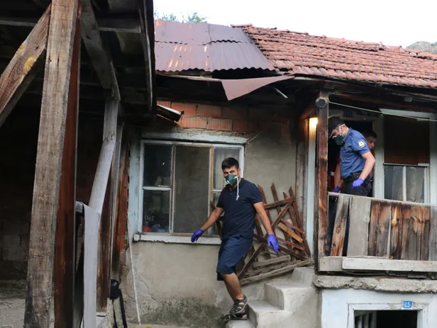Bolu’da kötü kokuların geldiği evde yaşlı adamın cesedi bulundu-1