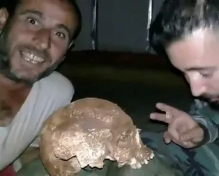 İdlibde mezarlıklara saldıran rejim askerlerinden iğrenç görüntüler!