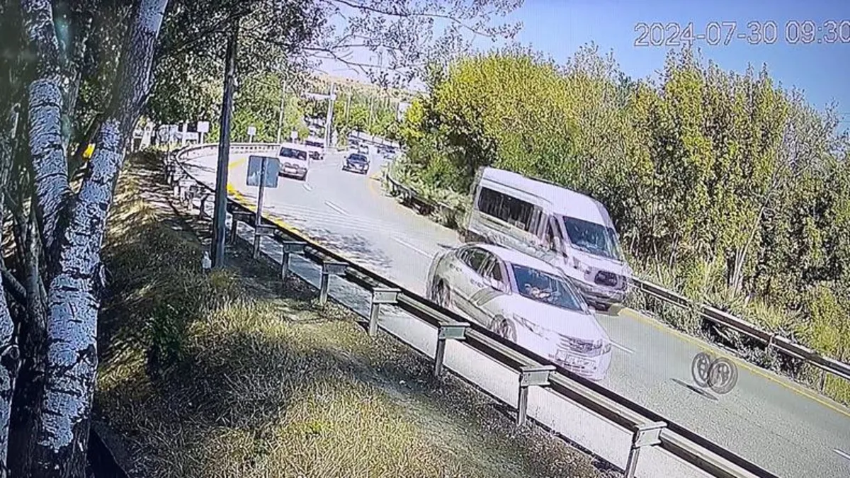 Trafikte korku dolu anlar: Teker fırladı