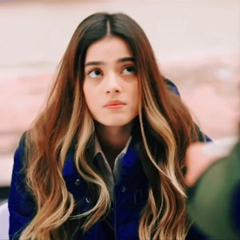 Hande Erçel'in ikizini buldu!-6