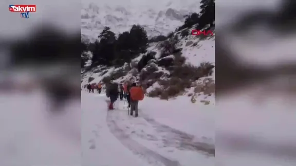 Kamp için çıktıkları dağda mahsur kalan 24 kişi kurtarıldı
