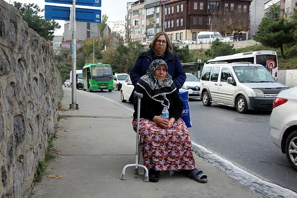 yanan-otomobilden-kayinvalidesini-kurtarmak-icin-canini-hice-saydi-1575808920529.jpg Yanan otomobilden kayınvalidesini kurtarmak için canını hiçe saydı-1