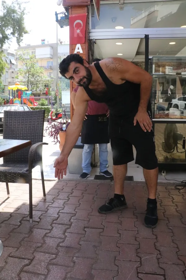 yere-dusurulen-cuzdani-kendi-cuzdaniymis-gibi-aldi-parayi-istemiyorum-cuzdani-geri-birakirsa-sikayetimden-vazgecerim-1632135158111.jpg Yere düşürülen cüzdanı, kendi cüzdanıymış gibi aldı: Parayı istemiyorum, cüzdanı geri bırakırsa şikayetimden vazgeçerim-5