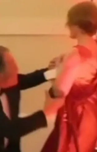 İngiltere bu görüntüyü konuşuyor! Protestocuya bakan müdahale etti