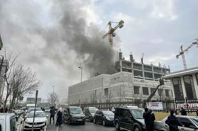 İstanbul Bağcılar Eğitim ve Araştırma Hastanesi'nin ek binasında yangın paniği