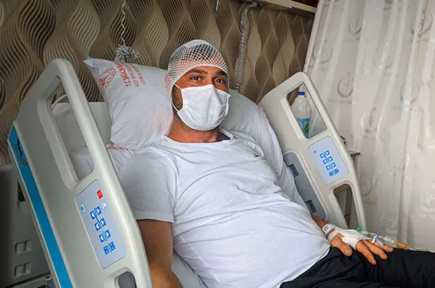 Çalıştığı fabrikanın bahçesinde başına yorgun mermi isabet etmesi sonucu yaralandı! 'Hayatım 2 milimetreyle kurtuldu'