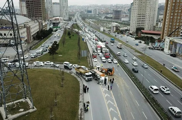 Son dakika: Esenyurt TEM Bağlantı Yolu'nda trafiği kilitleyen kaza! Hafriyat tırı devrildi