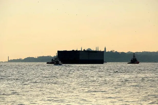 Boğaz'da ilginç görüntü... 'Büyülü Prenses' böyle geçti-2