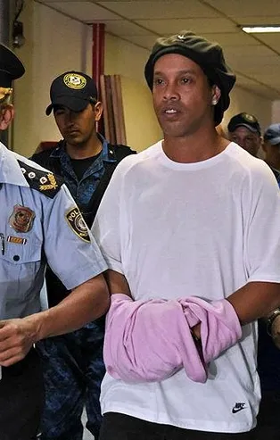 Paraguay'da tutuklanmıştı... Ronaldinho'nun cezası ev hapsine çevrildi!