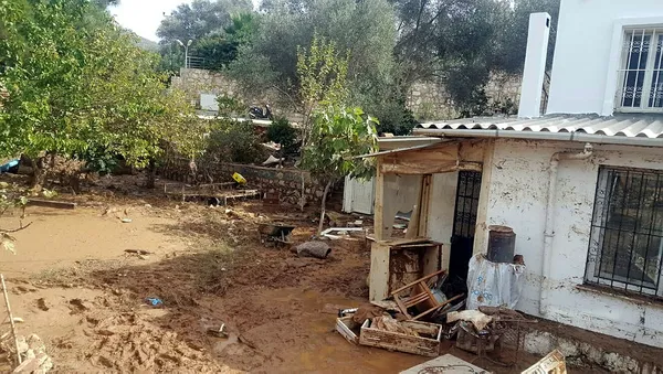 chpnin-kalesi-bodrumda-isale-hattinda-patlama-evini-su-basan-tesisatciyi-komsulari-kurtarmis-1602086058209.jpg CHP'nin kalesi Bodrum'da isale hattında patlama: Evini su basan tesisatçıyı komşuları kurtardı, halk feveran etti-8