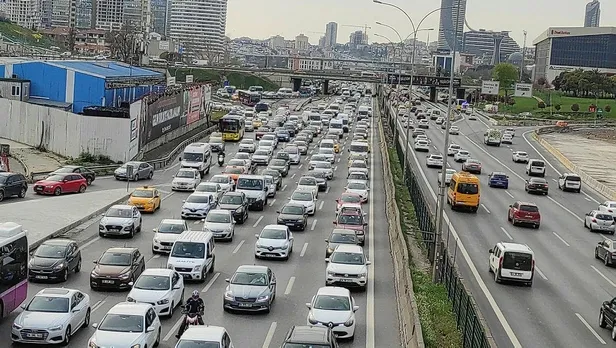 istanbulda-kisitlama-oncesi-trafik-kilitlendi-yol-durumu-1618586756766.jpeg
