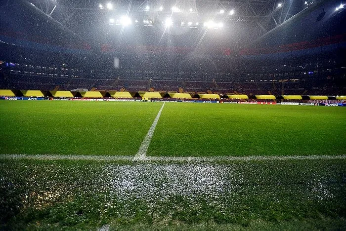 galatasaray-manchester-united-maci-oynanacak-mi-yogun-yagis-sonrasi-uefa-yetkilileri-saha-zeminini-inceledi-1701270811407.jpeg