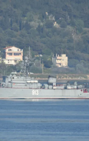 Rus savaş gemisi Çanakkale Boğazı'ndan geçti
