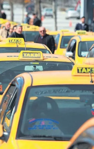 İstanbullunun taksi çilesi bitmek bilmiyor! Boş araç bulmak imkansız bir hal alırken, vatandaş isyan etti