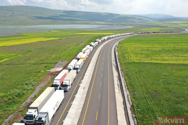 Gürcistan sınırında 16 kilometre uzunluğunda TIR kuyruğu oluştu! 3 günde sadece 3 kilometre ilerleyebiliyorlar - 2