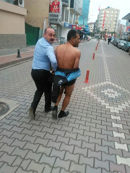 Bursa'da sokakta çıplak yürüyen adam olay yarattı-4