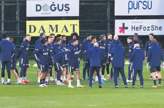 Beşiktaş derbisi öncesi Fenerbahçe'de kaptanlar futbolcularla toplantı yaptı: Biz bozduk biz yapacağız