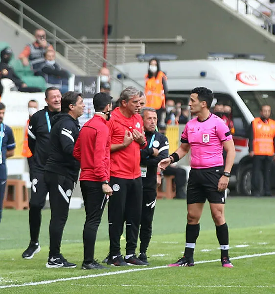 giresunspor-evinde-caykur-rizesporu-maglup-etti-rizespor-ates-hattina-dustu-1634388358200.jpg Giresunspor evinde Çaykur Rizespor'u mağlup etti! Rizespor ateş hattına düştü-5