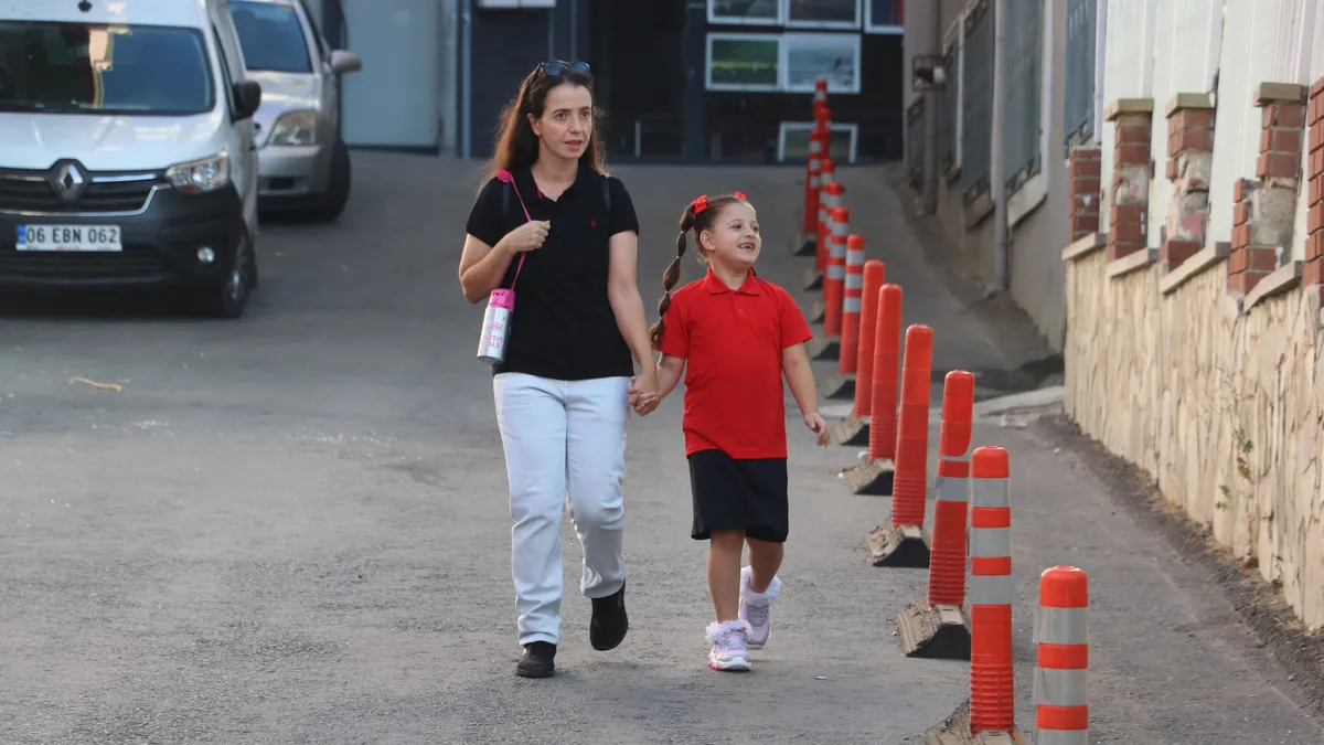 İlkokul 1. sınıf öğrencileri bugün ilk derse girdi! Okullarda uyum haftası başladı