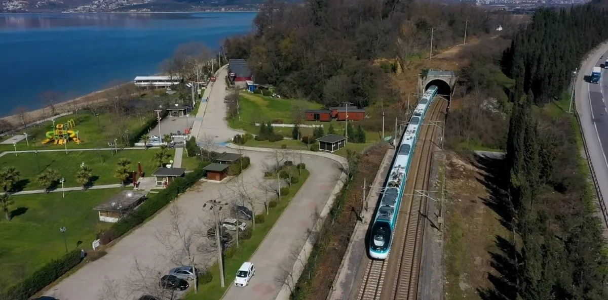 milli-elektrikli-hizli-tren-saatte-225-kilometre-hiza-cikti-1777029227237.jpeg Milli elektrikli hızlı tren saatte 225 kilometre hıza çıktı-2