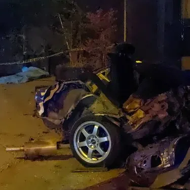 Kocaeli’de facia! Kazanın görüntüleri korkunç: Otomobil elektrik direğine çarpıp ikiye ayrıldı: 1 ölü 1 yaralı