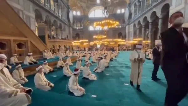 son-dakika-taksim-camiinin-acildigi-sirada-ayasofya-camiinde-de-minik-hafizlar-icin-icazet-toreni-duzenlendi-1622204368305.jpg Taksim Camii'nin açılışının ardından Ayasofya Camii'nde Başkan Erdoğan'ın katılımıyla genç hafızlar için icazet töreni!-3