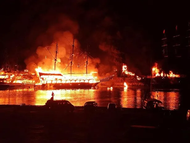 alanyada-4-gezi-teknesinde-yangin-alev-topuna-donduler-1629065152923.jpeg Alanya’da 4 gezi teknesinde yangın! Alev topuna döndüler-3