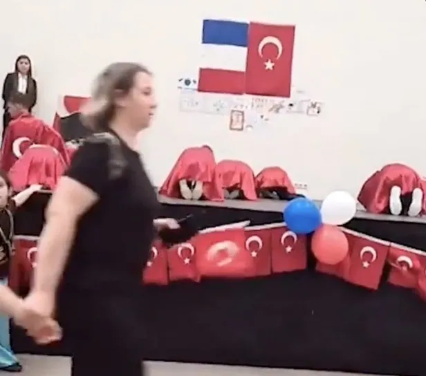1652187336511.jpeg Fransa'da tepki çeken 23 Nisan kutlaması! Çocuklar Atatürk'e secde etti - 1