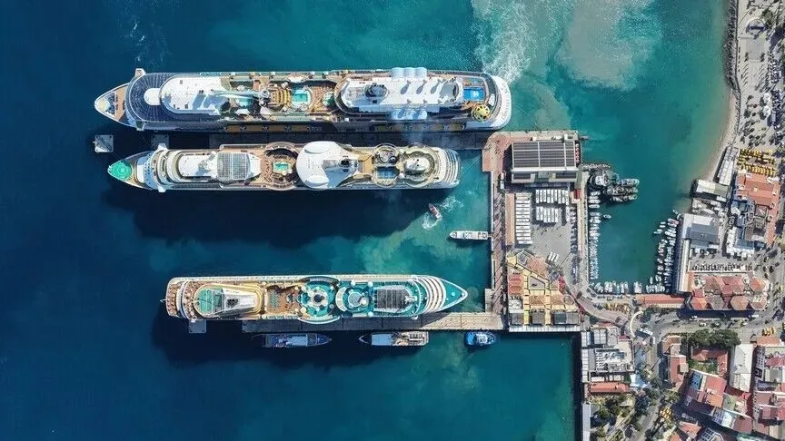 unlu-gemiler-istanbula-demir-atti-5-ayda-455-bin-yolcu-1782863125968.jpeg Ünlü gemiler İstanbul’a demir attı: 5 ayda 455 bin yolcu-3