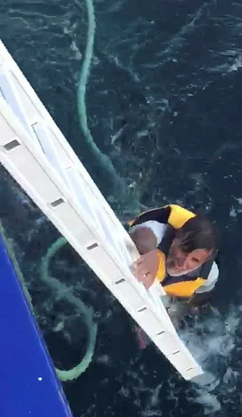 marmara-denizinin-ortasinda-mahsur-kalan-kisi-deniz-otobusu-kaptani-tarafindan-kurtarildi-1602839185494.jpg Marmara Denizi'nin ortasında mahsur kalan kişi deniz otobüsü kaptanı tarafından kurtarıldı-2