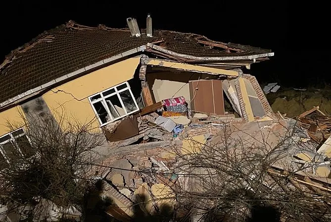 Sinop’ta 3 ev heyelan altında kaldı!