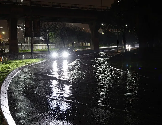 CHP yönetimindeki İzmir’de sağanak yağış sonrası yollar göle döndü