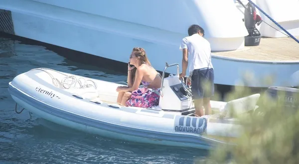 Cici anne Ebru Şallı: Eşi Uğur Akkuş'un kızı ve oğluyla mavi tura çıktı-3