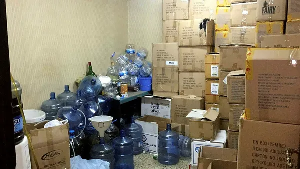 polis-ekipleri-izmirde-hirsizlari-kovalarken-sahte-icki-imalathanesi-buldu-1602427496024.jpg Polis ekipleri, İzmir'de hırsızları kovalarken sahte içki imalathanesi buldu-3