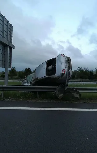 Kontrolden çıkan araç takla attı! Bariyerlerde asılı kaldı! Yer: Bolu TEM